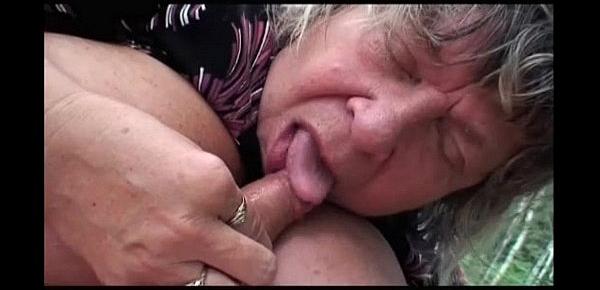  Busty old granny does blowjob titjob Vecchia nonna  tettona fa pompini